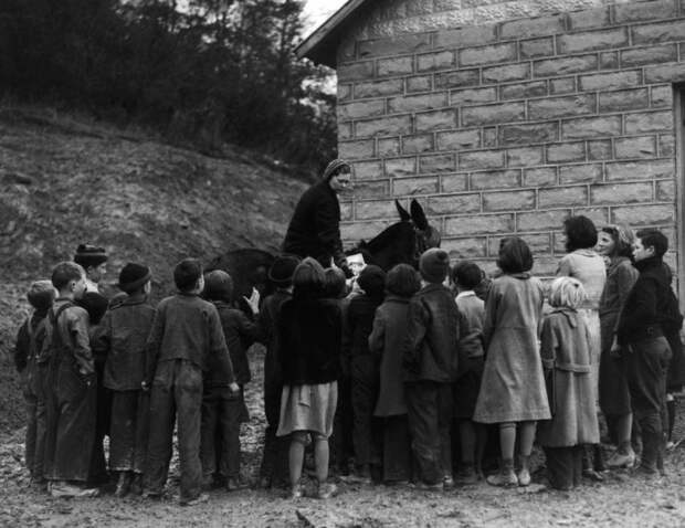 Для многих детей книги и библиотекарь были единственной возможностью узнать что-то о большом мире. Для многих детей книги и библиотекарь были единственной возможностью узнать что-то о большом мире.