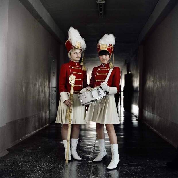 Девушки в церемониальной униформе в день генеральной репетиции праздничного мероприятия