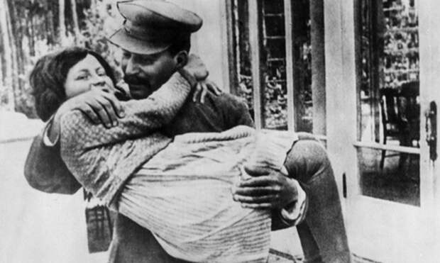 Светлана Сталина с отцом. / Фото: www.proza.ru