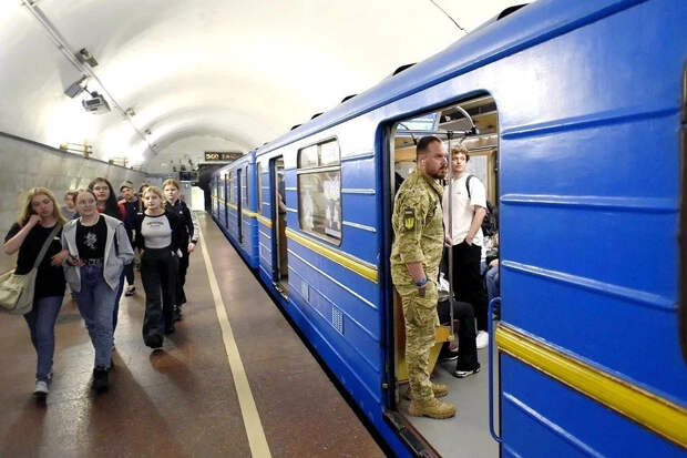 О чем говорят простые украинцы: ВСУ разваливается, власти строят ядерные бункеры, а Киеву грозит тьма