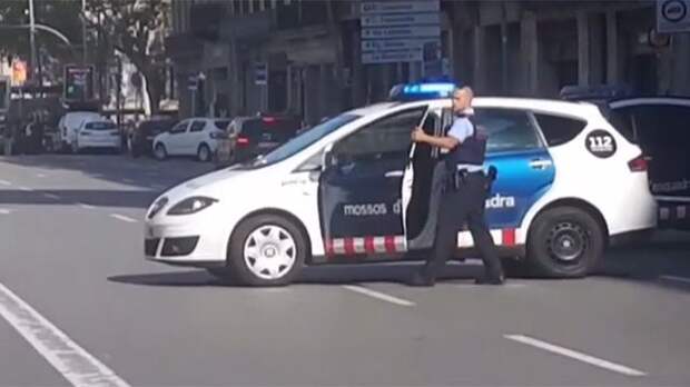 Вооруженные люди ворвались в один из ресторанов после теракта в Барселоне