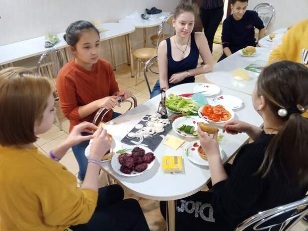 Семейный центр «Берегиня», Международный женский день, подростковый клуб «VOZДУХ»