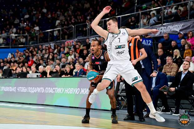 Третью победу подряд одержали баскетболисты «Пари НН»