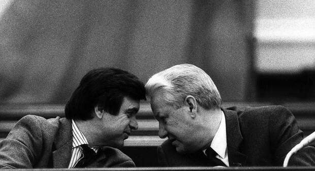 В июне 1991 года, после избрания Ельцина президентом Российской Федерации, Руслан Хасбулатов (слева) становится председателем Верховного совета. В августе 1991 года, когда Горбачев как союзный президент был отстранен ГКЧП от власти, Хасбулатов, по мнению участников тех событий, сыграл одну из решающих ролей в подавлении путча