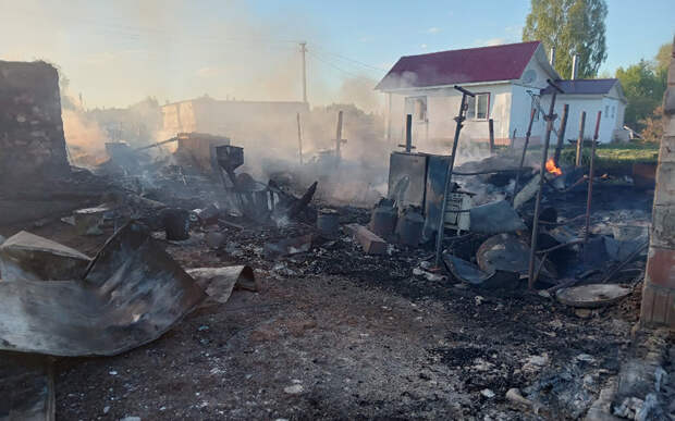 В Пронском районе сгорел жилой дом и хозпостройка