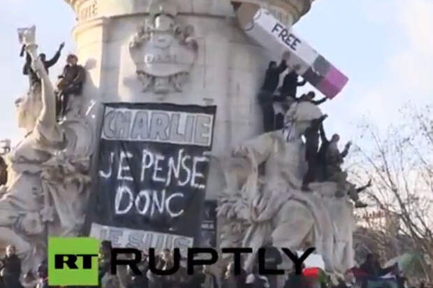 Главным отличительным знаком акции стал карандаш – символ редакции Charlie Hebdo и борьбы за свободу слова. Митингующие принесли с собой надувные карандаши с надписями «Не боимся» и «Свобода»