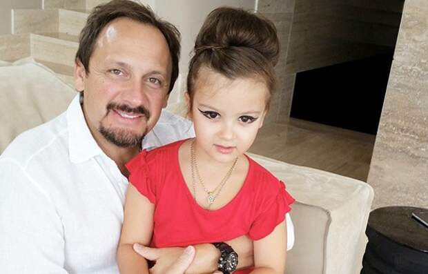 Пятилетнюю дочь Стаса Михайлова приучают к макияжу