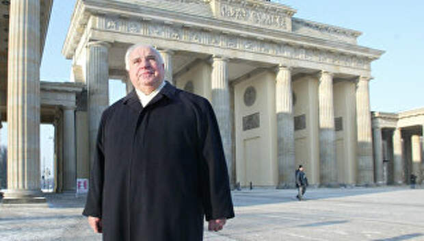 Бывший канцлер Германии Гельмут Коль возле Бранденбургских ворот. Архивное фото
