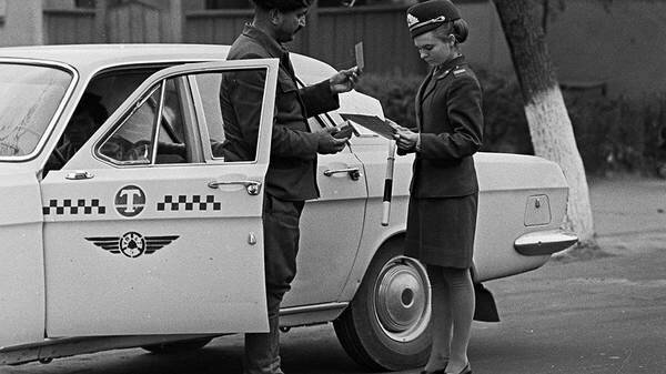 Почему в СССР таксисты жили как короли. На чем они зарабатывали и за что их считали лентяями и барыгами