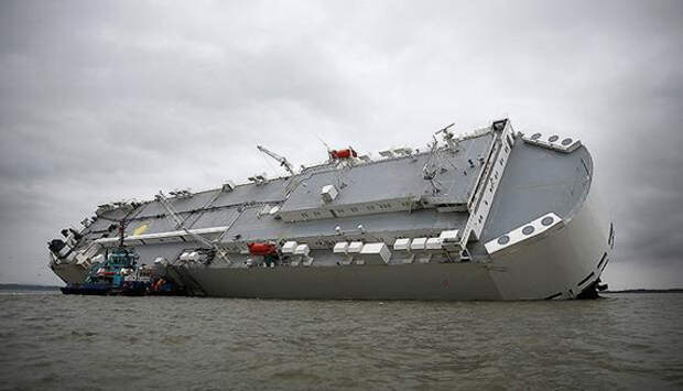 Грузовое судно Hoegh Osaka на мели у южного побережья Англии с 1,400 автомобилями на борту