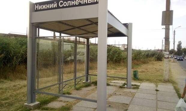 Вандалы открутили лавочки на новых остановках в Керчи