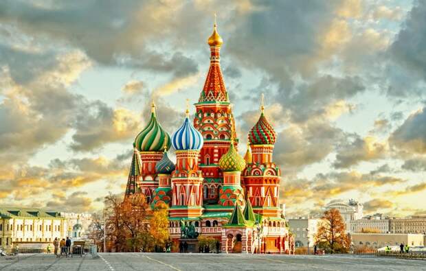 the-world-famous-st-basils-cathedral-was-completed-in-1561-and-it-continues-to-wow-visitors-with-its-historic-charm