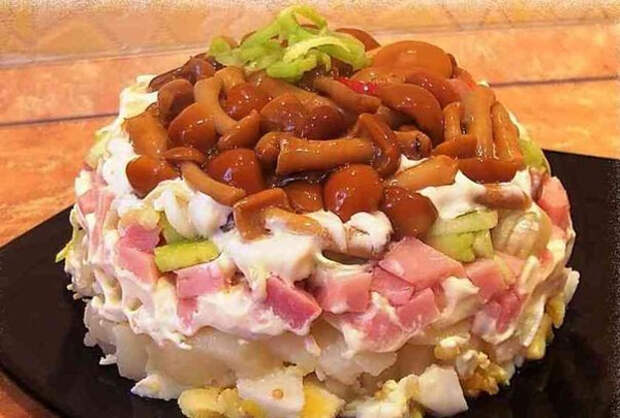 салат с маринованными опятами