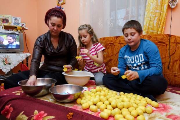 Как фасуют игрушки для шоколадных яиц (9 фото)