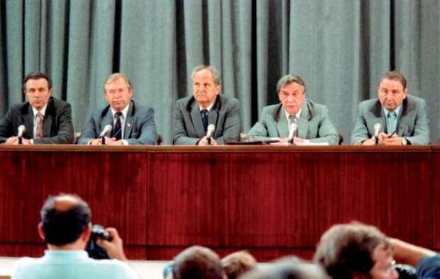 Члены ГКЧП объявляют о введении в СССР чрезвычайного положения. Члены ГКЧП объявляют о введении в СССР чрезвычайного положения.