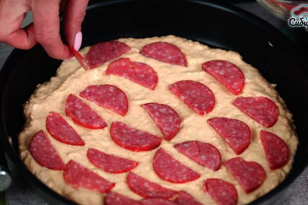 Домашняя пицца с сервелатом и томатами с сыром на сковороде: шаг 5