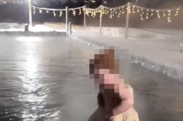 Годовалый ребенок из Сургута окунулся с отцом в прорубь в 30-градусный мороз