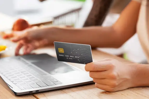 Предлагают открыть банковскую карту за рубежом — есть ли подвох?