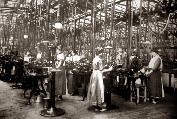 Хотя бы так. Конец 19 века, женщины на бельгийской фабрике. Картинка из свободного доступа.