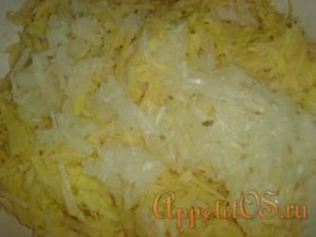 Смешать картофель и лук