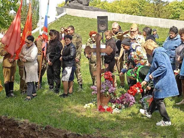 В ЛНР состоялось торжественное перезахоронение останков красноармейцев-освободителей