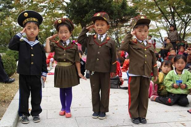 20 красноречивых снимков о том, как счастливо и весело живут люди в Северной Корее