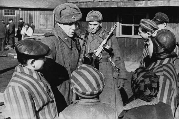 Советские солдаты общаются с детьми, освобожденными из Освенцима. Польша. Январь 1945 г.