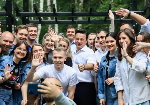 Андрей Воробьев с руководителями молодежных организаций. Фото: Константин Семенец