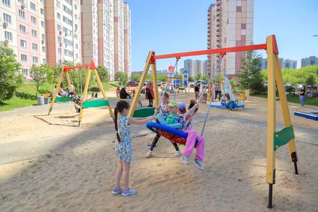 Новые детские площадки установили на улицах Родионова и Лопатина