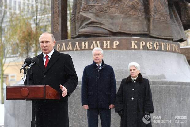 Владимир Путин выступает на церемонии открытия памятника князю Владимиру в Москве
