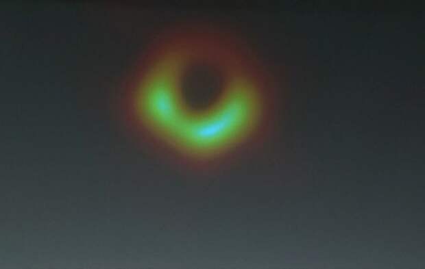 Астрономы впервые в истории показали изображение черной дыры