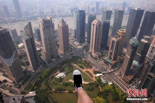 Шанхайский небоскрёб открыл для посетителей обзорную площадку без заграждений и поручней высота, небоскреб, страх, страховка