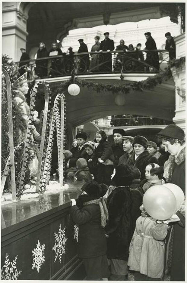 Как выглядели советские магазины перед Новым Годом