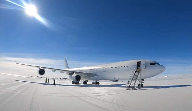 Впервые в истории 190-тонный самолет приземлился в Антарктиде (ВИДЕО)