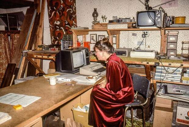 Бабушка–кодер с Atari 800. Нортбридж, Лос–Анжелес. 1982 год.