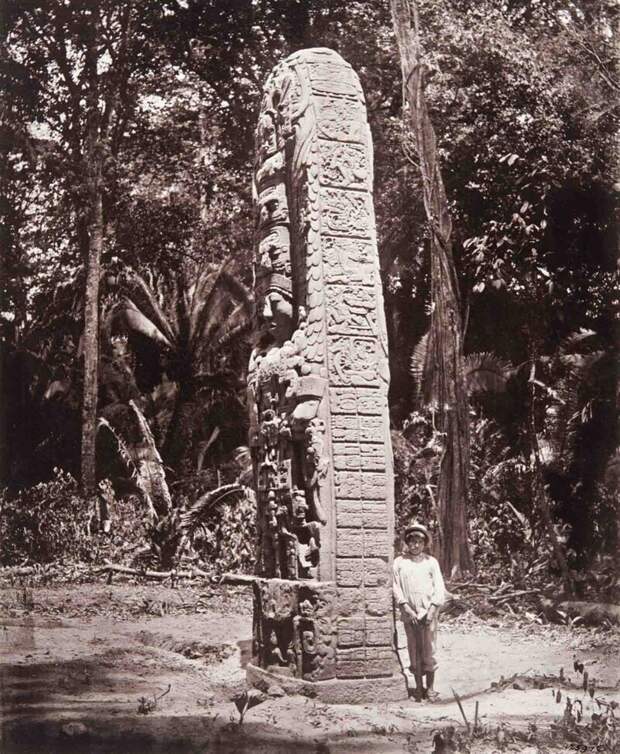 Альфред Модсли у стеллы в Копане, 1890 г.