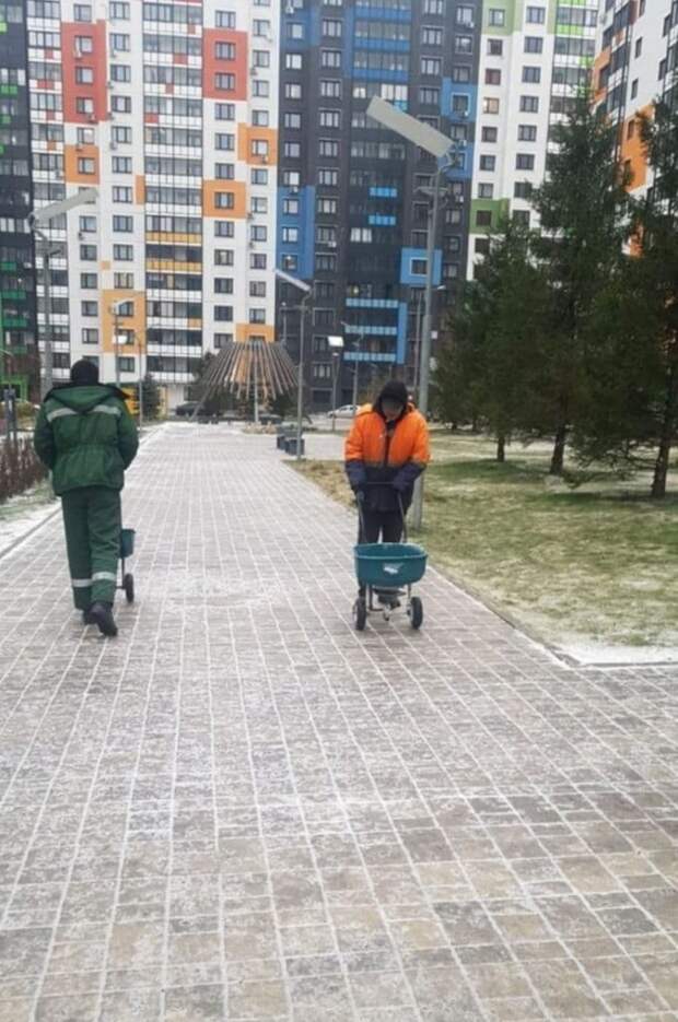 Коммунальщики в Северном оперативно обрабатывают дороги и тротуары