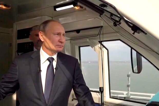 Путин в поезде через Керченский мост