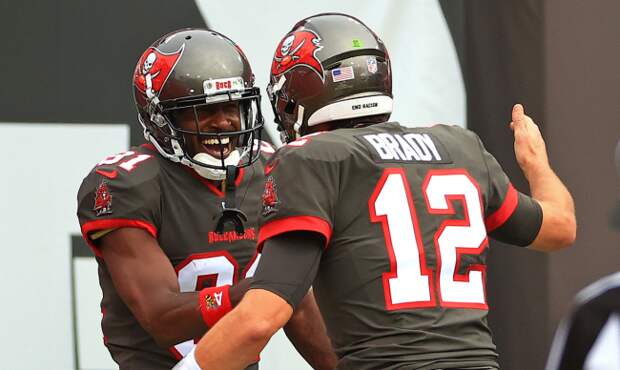 antonio brown celebrates with tom brady