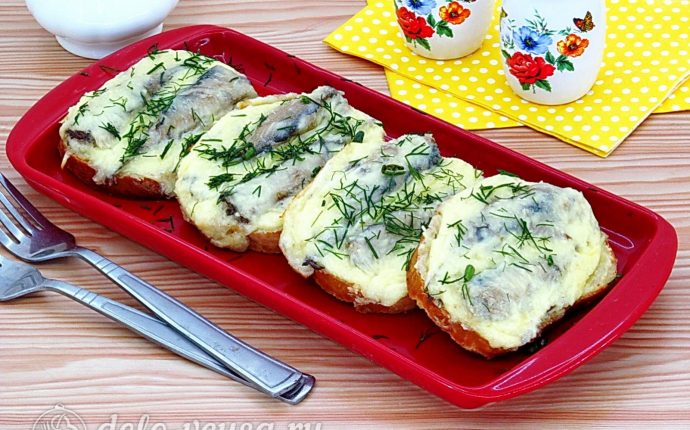Горячие бутерброды со шпротами и сыром