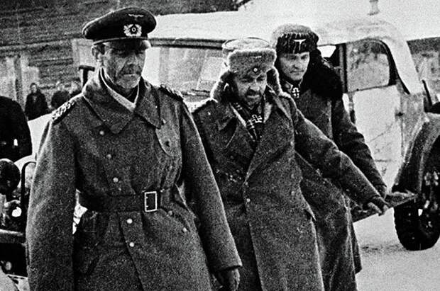 Генерал-фельдмаршал Паулюс (слева) и члены его штаба, сдавшиеся в плен. Сталинград, 1943 г.