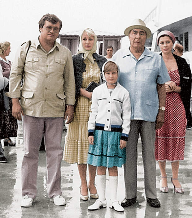 Л. И. Брежнев с внучкой Викторией (слева от генсека), её мужем Геннадием ВАРАКУТОЙ и правнучкой Галей