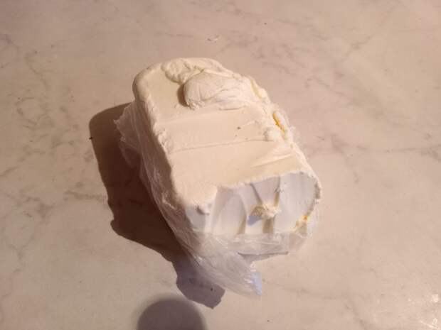 В брикете масла посетительница боровичского изолятора временного содержания спрятала телефон