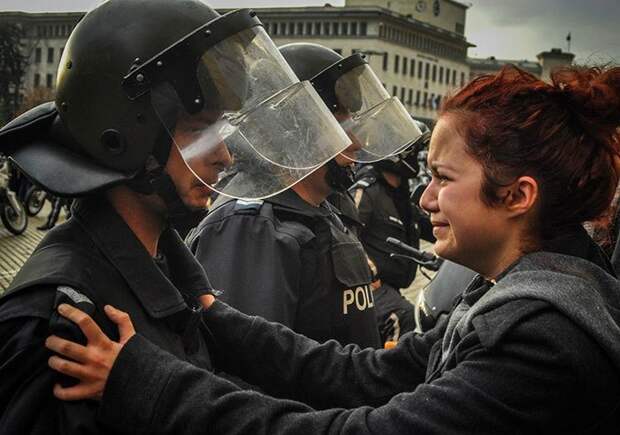 Девушка умоляет полицейских не применять силу против протестующих. Болгария, 2013 демонстрации, женщины, кадры, общество, протест, сильные женщины, сильные фотографии, фото