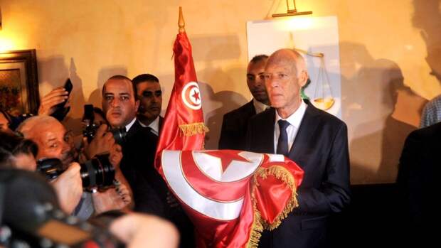 Президент Туниса назначил референдум по Конституции