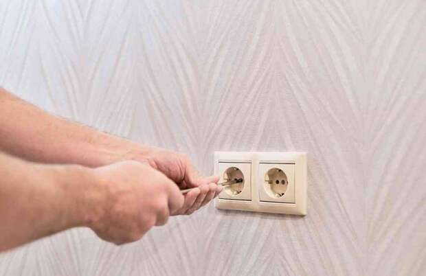 Ток приходит справа: зачем знать, где в розетке фаза, а где ноль