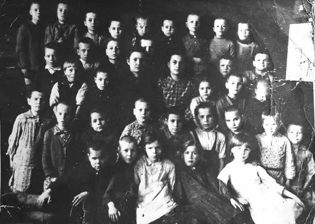 Матрёна Вольская с учениками смольковской школы. 1946 год. / Фото: www.rusmir.media