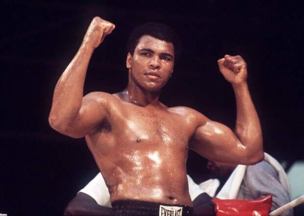 Bildnummer: 01857552 Datum: 24.05.1976 Copyright: imago/Sven Simon Muhammad Ali (USA) - Siegesjubel; Cassius Clay, quer, close, Legende, Legenden, Boxlegende, Boxlegenden, Sieg, Sieger, Jubel, jubeln, Siegesjubel, Weltmeister, Aufmacher WBC WBA Weltmeisterschaft 1976, Boxsport, Profiboxen, Schwergewicht, Vdia München Freude, Boxen WM Herren Einzel Einzelbild optimistisch Randmotiv Werbemotiv Personen All Over Press