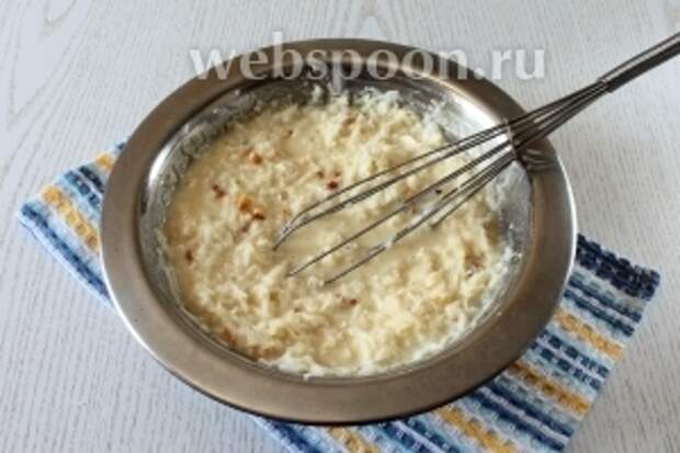 Добавьте кокосовую стружку, размешайте. Снимите с бани и дайте крему остыть.