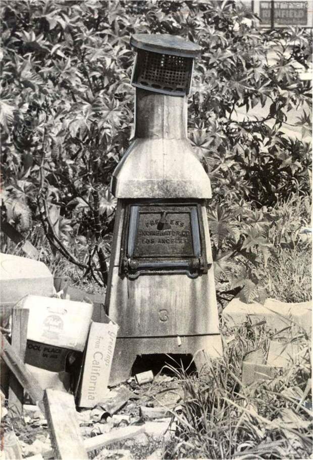 Распространённый придомовый инсинератор в Лос Анжелесе. Запрещены были в 1957 году из-за смога. Ранее по той же причине в 1946 году было запрещено использование барбекю для сжигания мусора